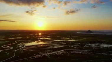 Le Mont-Saint-Michel 'in Sunset, Fransa' daki destansı hava manzarası