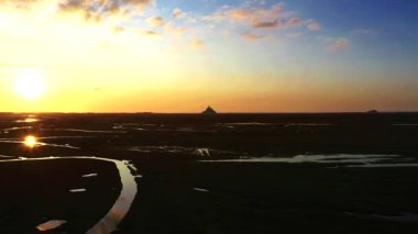 Le Mont-Saint-Michel Körfezi 'ndeki Le Mont-Saint-Michel' in havadan görünüşü, Fransa 'ya doğru uçuyor.