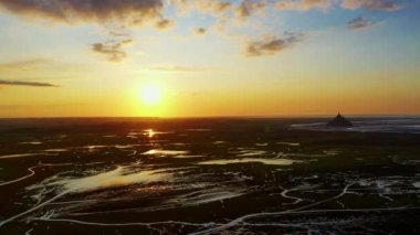 Fransa, Sunset 'teki Le Mont-Saint-Michel Körfezi.