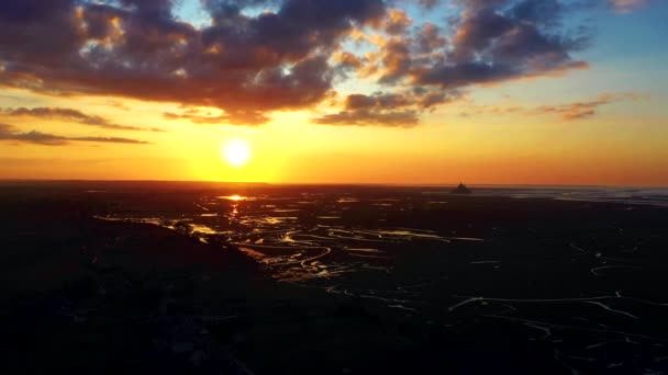 Luftaufnahme Der Bucht Von Mont Saint Michel Bei Sonnenuntergang Frankreich — Stockvideo