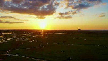 Fransa 'nın yükselen uçuşu sırasında Le Mont-Saint-Michel' in destansı manzarası