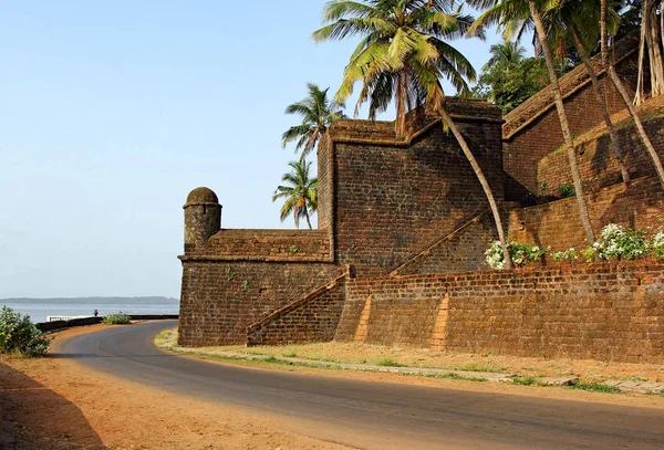 Floden framsida Reis Magos Fort i Goa Stockbild