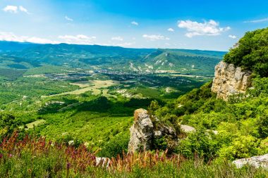 Dağ vadisinde görünümünü. Kayalık dağ yeşil Nehri Vadisi çevreleyen.