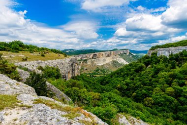 Derin geçit ve dağın içinde dar. Gözlem siteleri ve mağaraları ile turistler için en iyi yer.