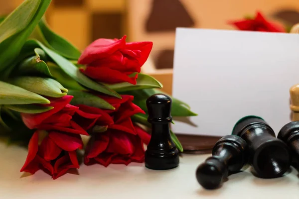 チェス、チョコレートの心の赤いチューリップの花束 — ストック写真