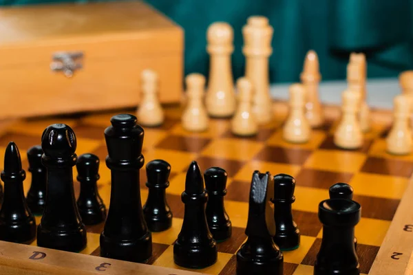 Juego de ajedrez en el tablero de ajedrez — Foto de Stock