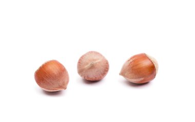 Üç fındık gıda arka plan üzerine beyaz izole