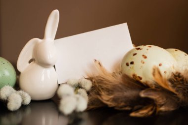 Küçük beyaz tavşan heykelcik Paskalya yumurtaları ile