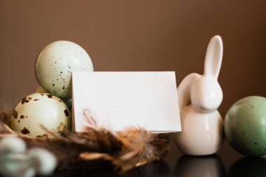 Küçük beyaz tavşan heykelcik Paskalya yumurtaları ile