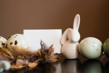 Küçük beyaz tavşan heykelcik Paskalya yumurtaları ile