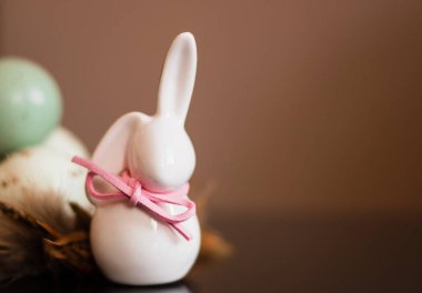 Küçük beyaz tavşan heykelcik Paskalya yumurtaları ile