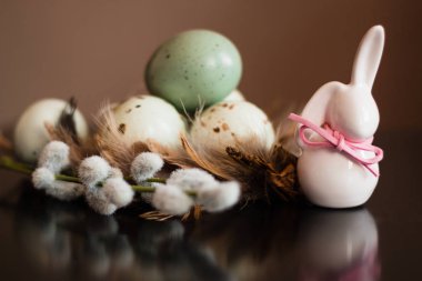 Küçük beyaz tavşan heykelcik Paskalya yumurtaları ile