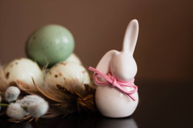 Küçük beyaz tavşan heykelcik Paskalya yumurtaları ile