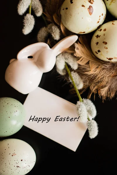 Маленькая фигурка белого кролика с пасхальными яйцами — стоковое фото