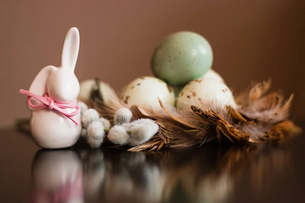 Figura conejo blanco pequeño con huevos de Pascua Fotos De Stock Sin Royalties Gratis