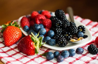 Makro görünümü böğürtlen, yaban mersini, ahududu ve müsli