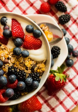 Sağlıklı kahvaltı konsepti ile masa örtüsü üzerinde yulaf gevreği