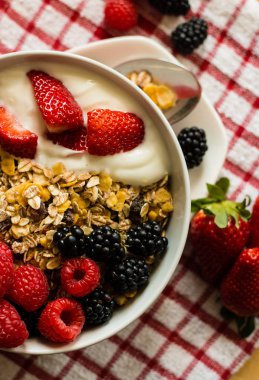 Sağlıklı kahvaltı konsepti ile masa örtüsü üzerinde yulaf gevreği