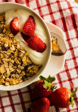 Sağlıklı kahvaltı konsepti ile masa örtüsü üzerinde yulaf gevreği