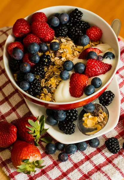 Gesundes Frühstückskonzept mit Haferflocken auf Tischdecke — Stockfoto