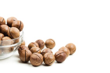 Çiğ değil cam kasede tüm macadamia fındık soyulan