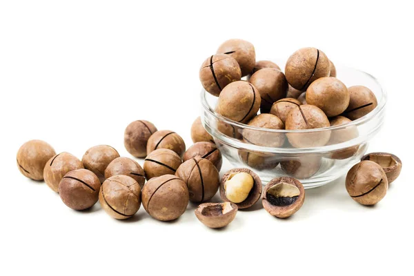Nueces de macadamia enteras sin pelar crudas con granos sin cáscara en vidrio —  Fotos de Stock