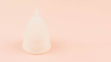 Pembe arka plandaki regl bardağını kapat.