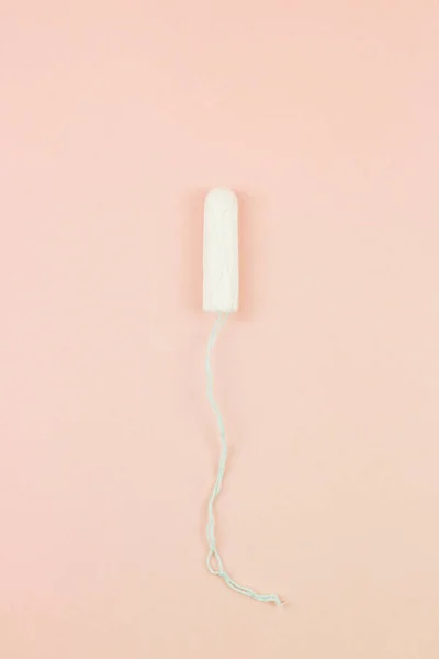 Tampón de algodón de menstruación sobre fondo rosa con espacio para copiar —  Fotos de Stock
