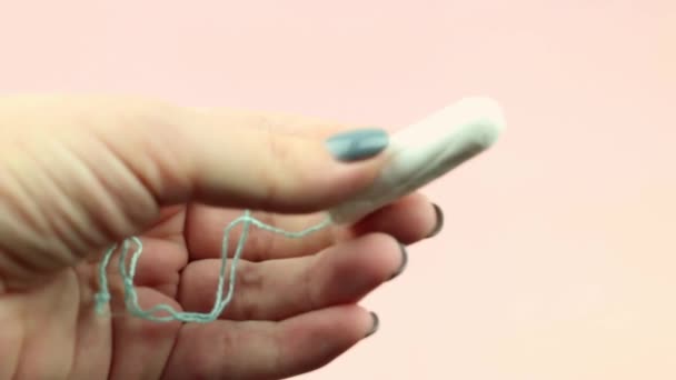 Close Van Vrouw Hand Houden Menstruatie Katoen Tampon Roze Achtergrond — Stockvideo