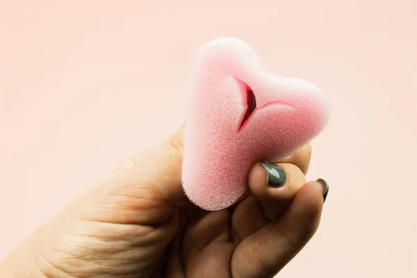 Zbliżenie kobieta ręka trzyma menstruacyjny gąbka tampon w opakowaniu — Zdjęcie stockowe