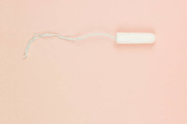 Pembe arkaplanda fotokopi alanı olan adet pamuğu tamponu