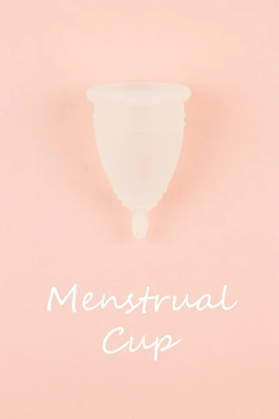 Primer plano de la copa menstrual sobre fondo rosa —  Fotos de Stock