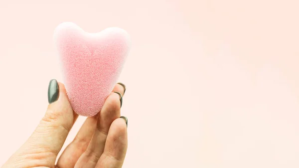 Close up de mão mulher segurando tampão esponja menstrual em packag — Fotografia de Stock