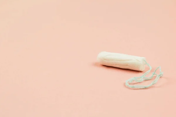 Tampón de algodón de menstruación sobre fondo rosa con espacio para copiar —  Fotos de Stock