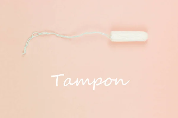 Tampón de algodón de menstruación sobre fondo rosa con espacio para copiar — Foto de Stock