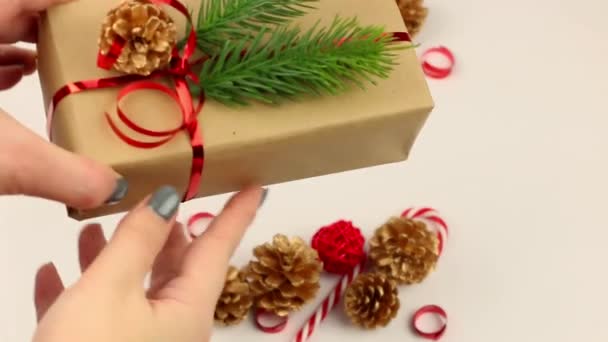 Décoration Noël Nouvel Main Tenant Présent Enveloppé Dans Papier Avec — Video