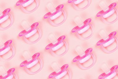 Pembe emzikler, plastik meme uçlu kukla..