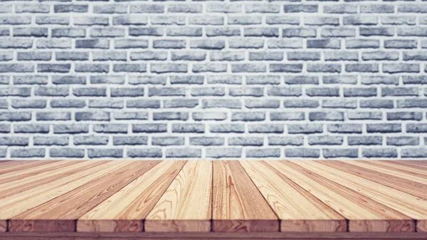 Holz Tischplatte auf unscharfem Backstein-Hintergrund. — Stockfoto