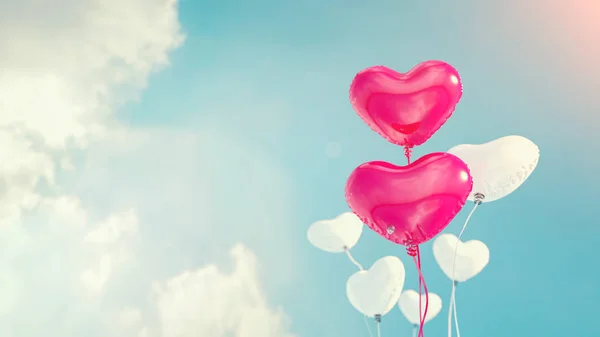 Ballonnen hart vormige ballons, hart-vormige bladeren en witte veel bladeren. Nemen aan de hemel. — Stockfoto