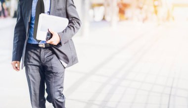 Acele yürüyen işadamı.