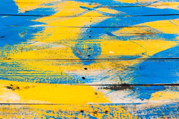 Das Holz wurde gelb und blau entwässert. — Stockfoto