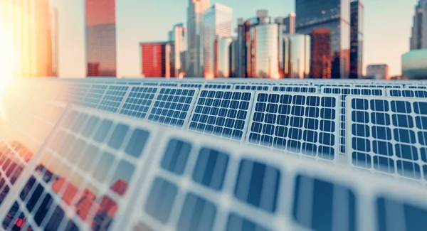 Painéis solares em edifícios refletem a cidade . — Fotografia de Stock