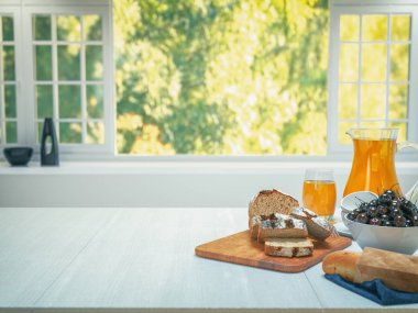 Ekmek, portakal suyu, beyaz mutfak kiraz.