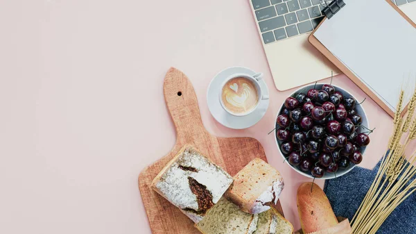 Desayuno con pan. tableta sobre la mesa. comercialización en línea . — Foto de Stock