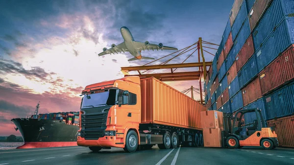 Transport und Logistik von Containerschiffen und Frachtschiffen — Stockfoto