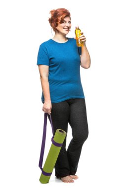 yoga mat taşıyan kıvrımlı kadın