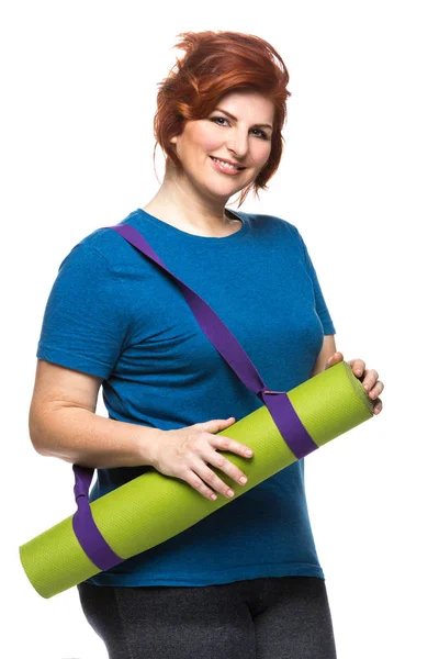 Femeie curbat care transporta yoga mat — Fotografie, imagine de stoc