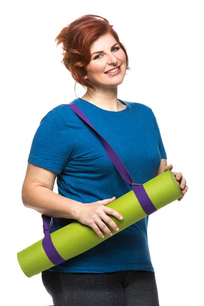 Curvy kvinna redovisade yogamatta — Stockfoto