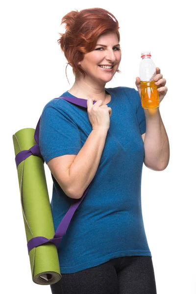 Curvy woman carrying yoga mat — Stock Photo, Image