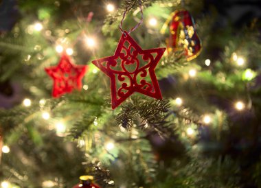 Noel ağacındaki süslemeler